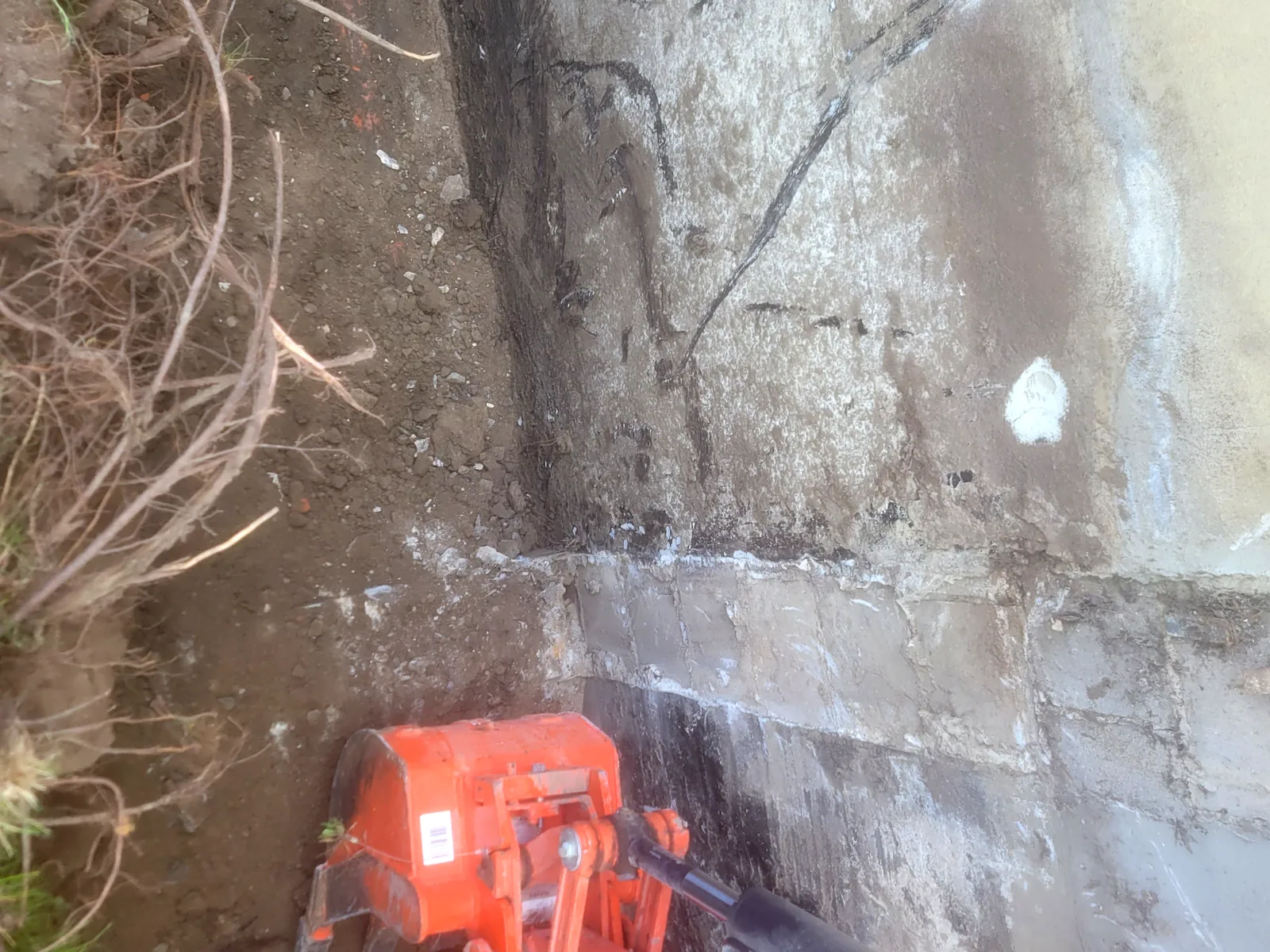 Vertical foundation crack diagnosed during inspection in Ottawa
